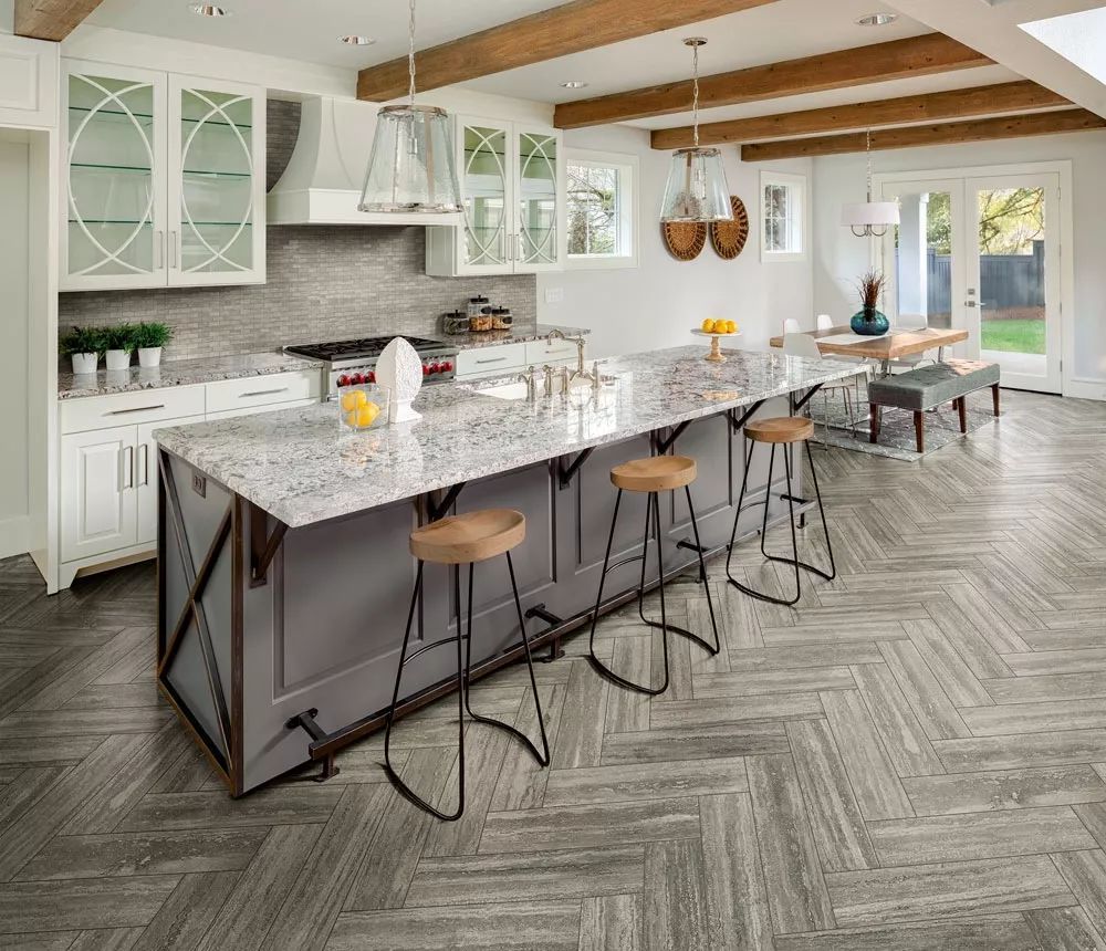 厨房到底铺瓷砖还是地板？