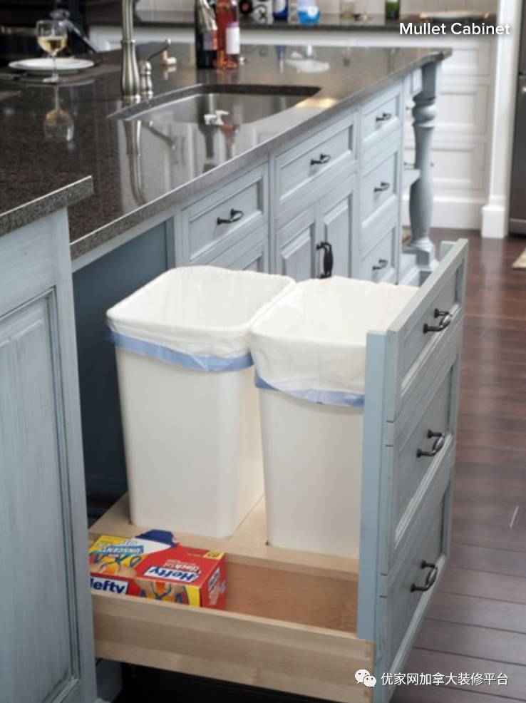 厨房垃圾桶放在橱柜里面还是放在外面好？